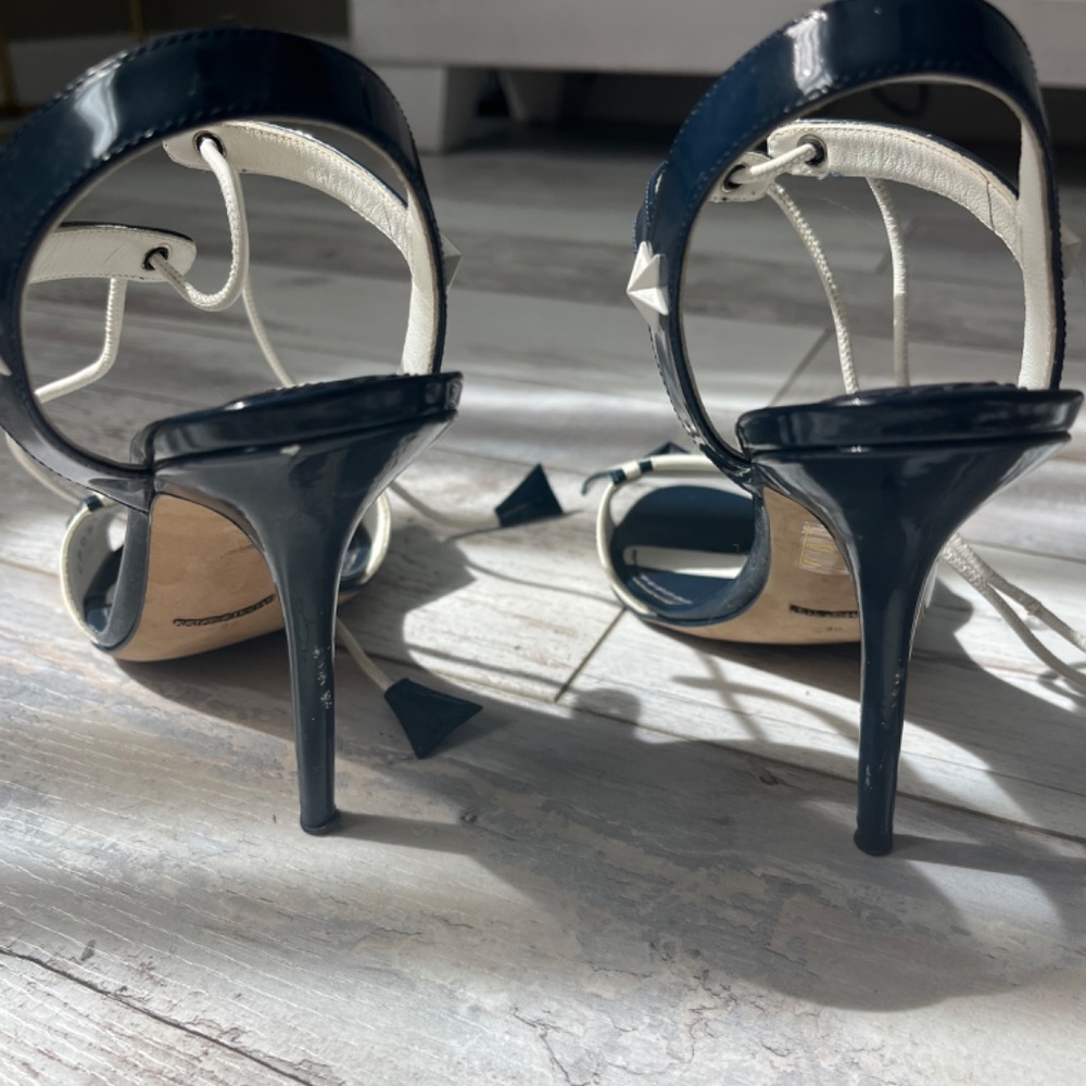 heels - Picture 3 of 6